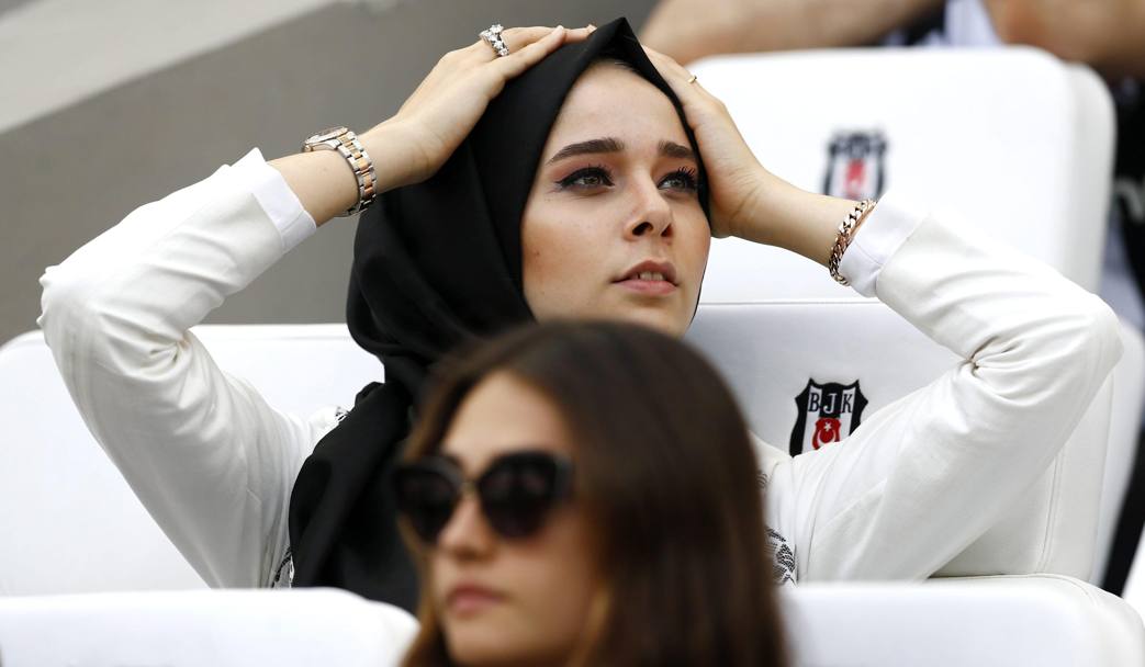 Una tifosa del Besiktas osserva dalle tribune la gara contro l&#39;Osmanlispor (Epa)